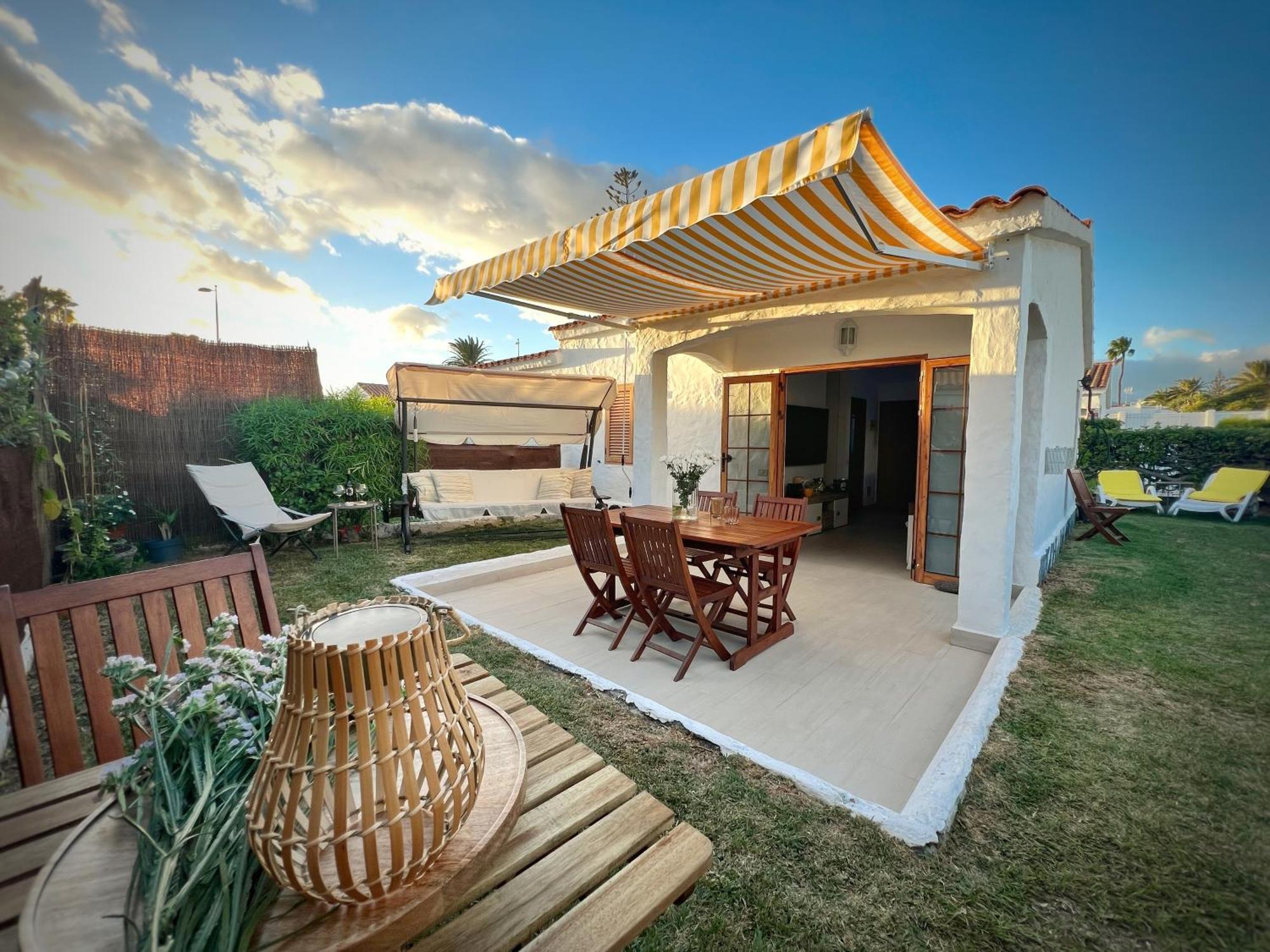 Buzzstays: 1-Bed Bungalow, Garden, Near Yumbo & Beach マスパロマス エクステリア 写真