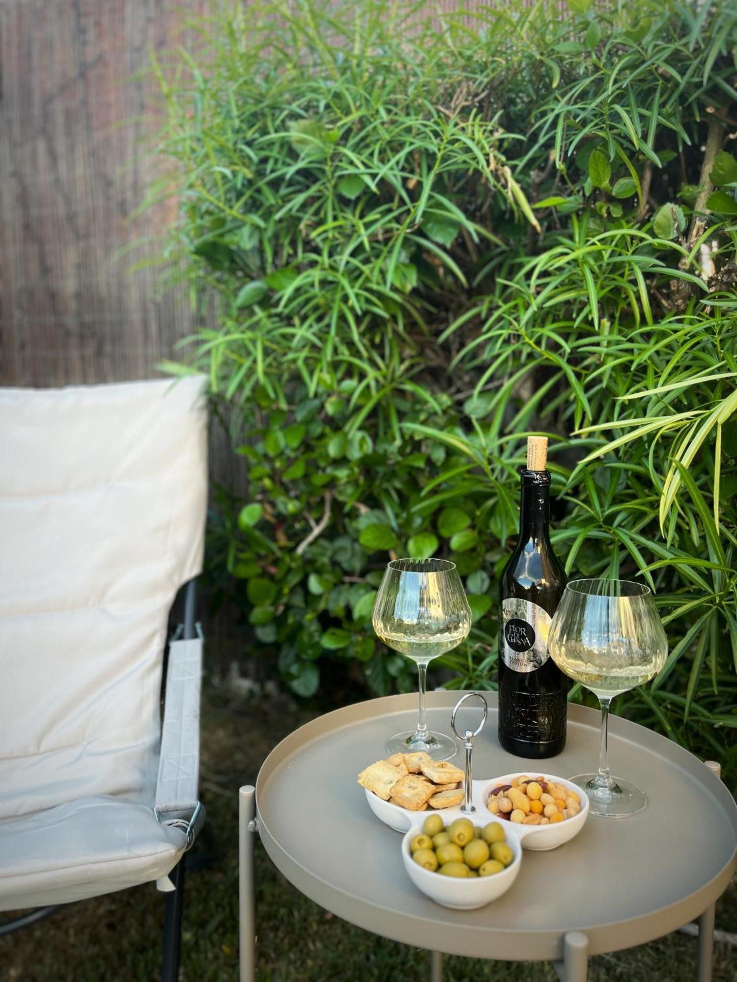 Buzzstays: 1-Bed Bungalow, Garden, Near Yumbo & Beach マスパロマス エクステリア 写真