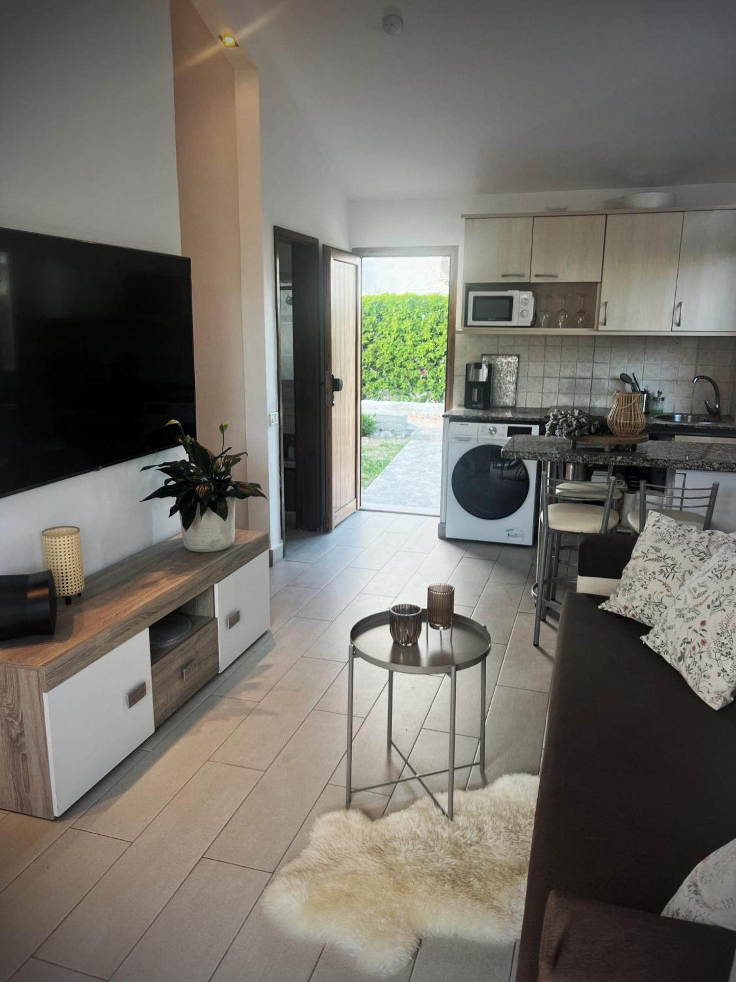 Buzzstays: 1-Bed Bungalow, Garden, Near Yumbo & Beach マスパロマス エクステリア 写真