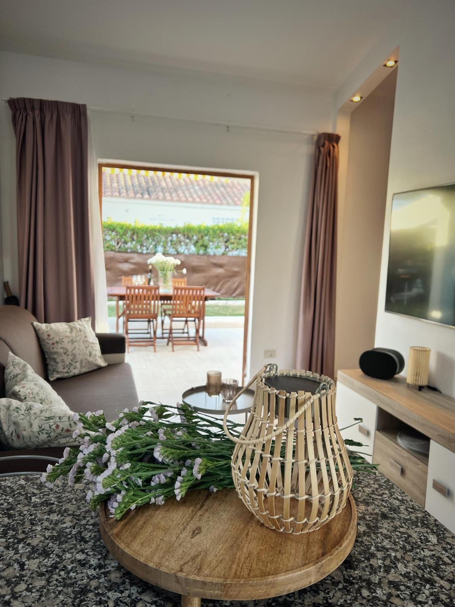 Buzzstays: 1-Bed Bungalow, Garden, Near Yumbo & Beach マスパロマス エクステリア 写真