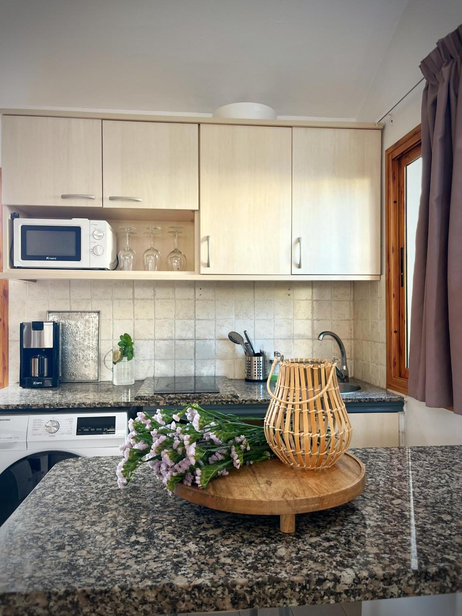 Buzzstays: 1-Bed Bungalow, Garden, Near Yumbo & Beach マスパロマス エクステリア 写真