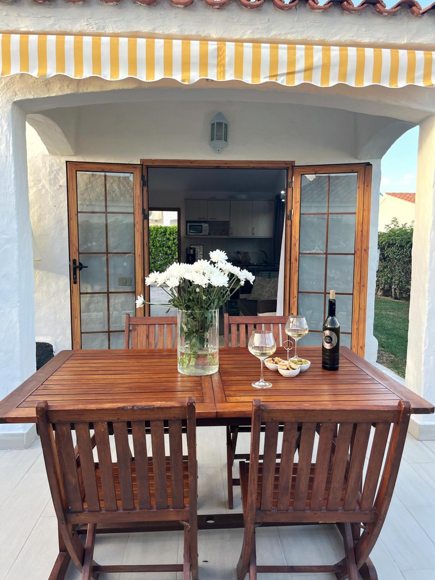 Buzzstays: 1-Bed Bungalow, Garden, Near Yumbo & Beach マスパロマス エクステリア 写真