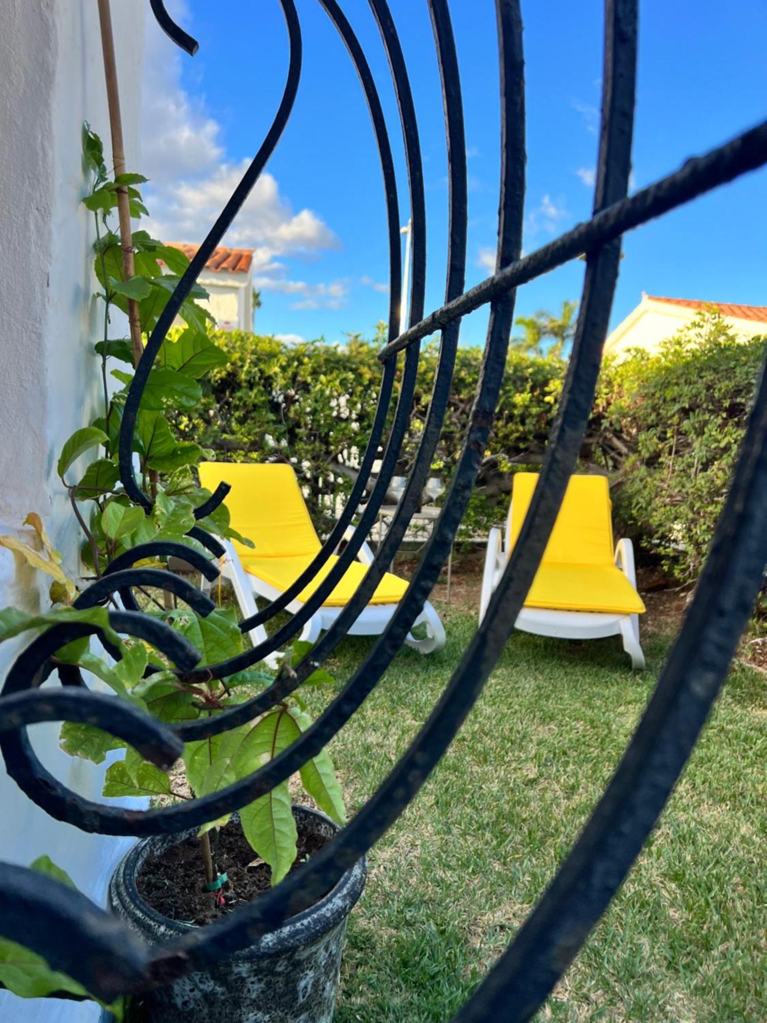 Buzzstays: 1-Bed Bungalow, Garden, Near Yumbo & Beach マスパロマス エクステリア 写真