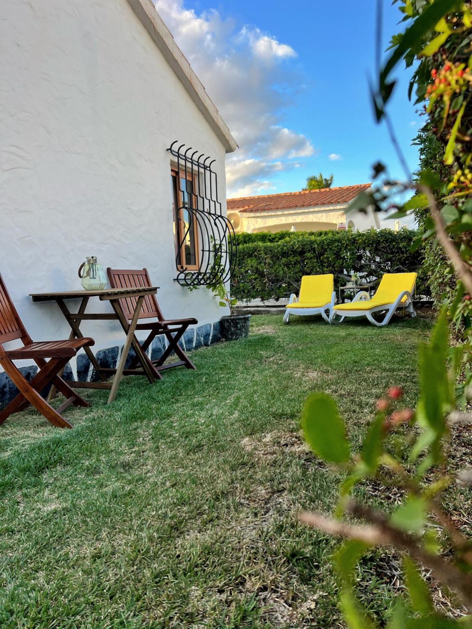 Buzzstays: 1-Bed Bungalow, Garden, Near Yumbo & Beach マスパロマス エクステリア 写真